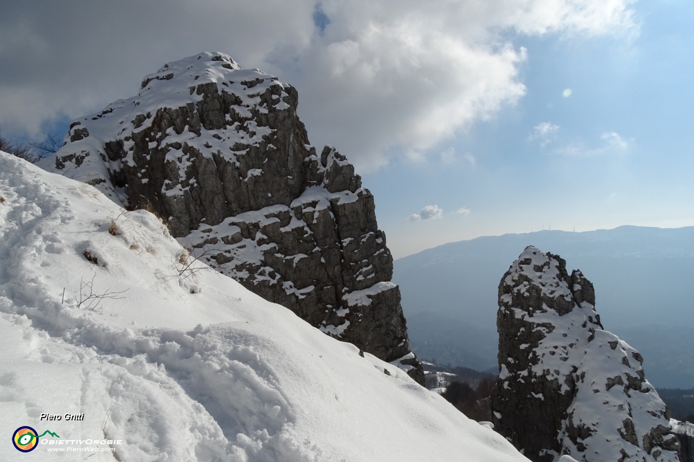 80 Aggirando in traverso i contafforti rocciosi dello Zuc di Pralongone.JPG